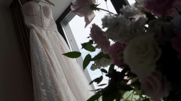 Vestido Novia Vista Desde Detrás Las Flores — Vídeo de stock