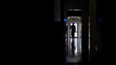 Arka ışıkçı, ceketli, sıra dışı bir atış.