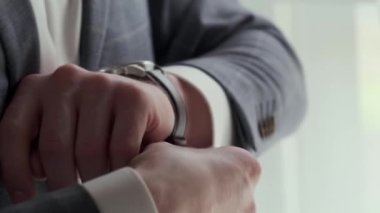 Adam büyükanneyi ve saati düzeltir.