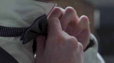 Adam büyükanneyi ve saati düzeltir.