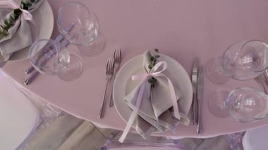  Restorandaki masalar çiçekçilerle süslenmiş.