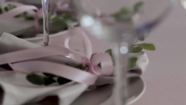 Tables Dans Restaurant Sont Décorées Avec Des Fleuristes — Video