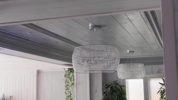 Lampadario Insolito Una Stanza Luminosa — Video Stock