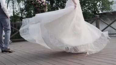 Kadın gelinliğinin kenarı.