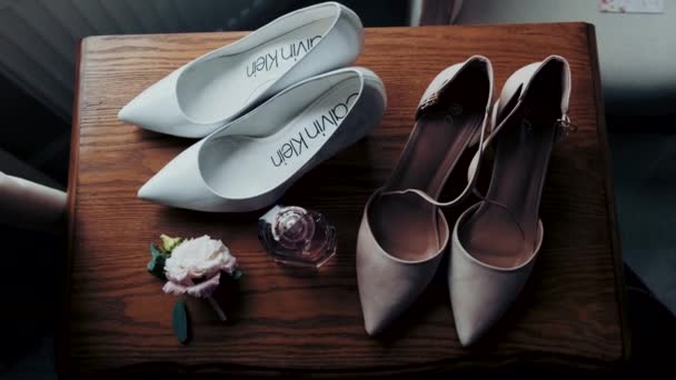Zapatos Mujer Perfume Flores Sobre Mesa — Vídeos de Stock