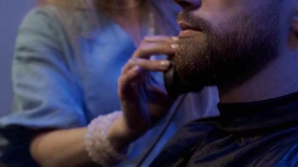 Hands Hairdresser Cut Men Hair — Stock Video