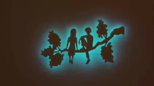 Chłopiec Siedzi Drzewie Obok Dziewczyny Podświetleniu Sztuki — Wideo stockowe