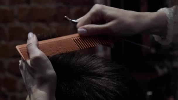 Las Manos Del Peluquero Cortan Pelo Los Hombres — Vídeos de Stock