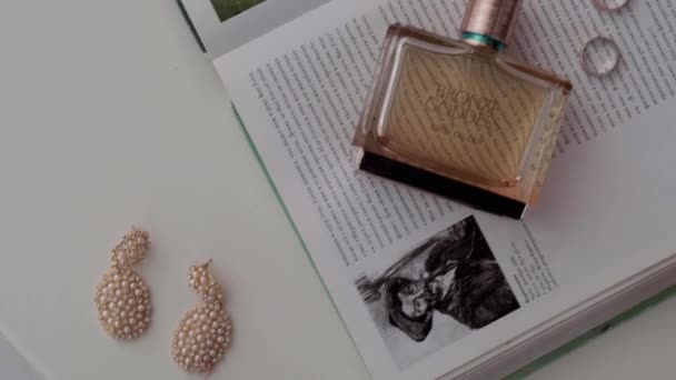 Άρωμα Είναι Στο Βιβλίο Δίπλα Στα Σκουλαρίκια — Αρχείο Βίντεο