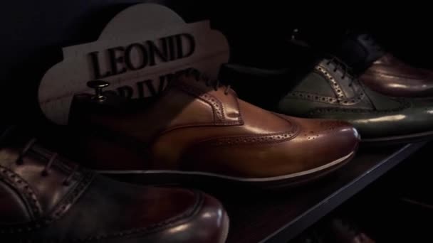 Sapatos Vintage Dos Homens Uma Nova Versão Estão Prateleira — Vídeo de Stock