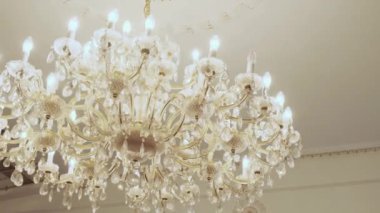 Tavandan sarkan klasik kristal avize.