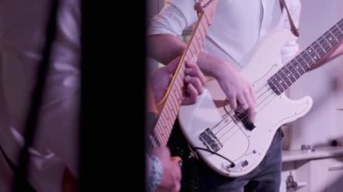 Elektro gitar çalan iki gitarist.