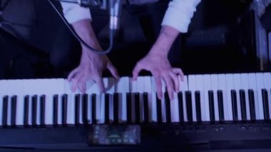 Erkek elleri bir partide sentezleyici oynuyor.