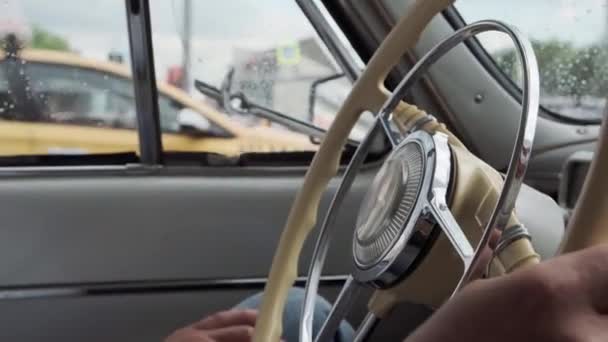 Volante Carro Velho Enquanto Dirige Mãos Motorista Dirigem Carro Enquanto — Vídeo de Stock