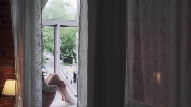 Жінка Сидить Біля Вікна Дивиться Міську Вулицю — стокове відео