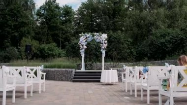 Yeşil ağaçların arkaplanına kayıt için dikdörtgen kemer