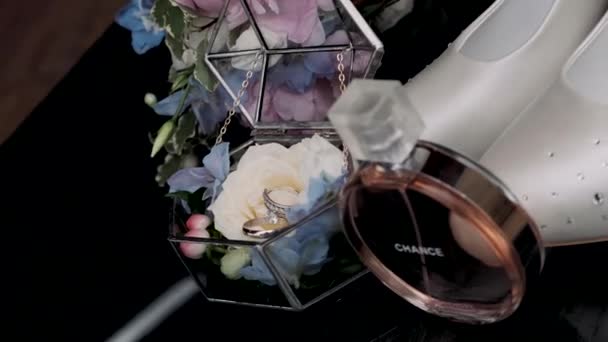 玻璃盒里的结婚戒指 — 图库视频影像