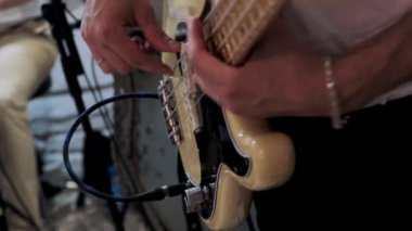 Gitaristin parmakları tellerde çalıyor.