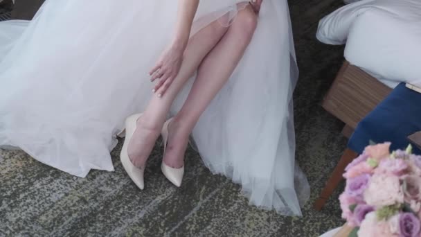 Sposa Mette Scarpe Mette Piede — Video Stock