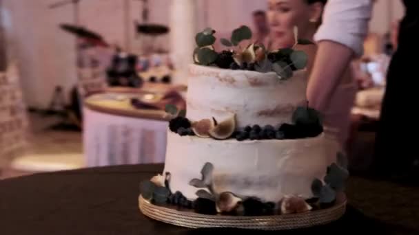 Gâteau Mariage Roule Sur Chariot Serveur — Video