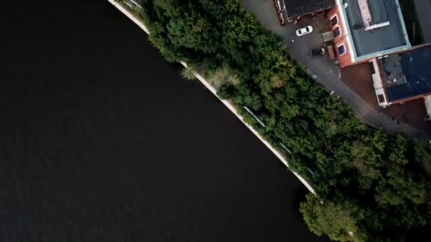 Fågelperspektiv Brun Tegelbyggnad Stranden Reservoar — Stockvideo