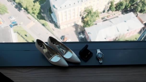 白色女人的鞋子躺在窗台上 — 图库视频影像