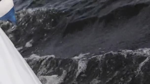 Вода Бортом Вырезанная Яхтой — стоковое видео