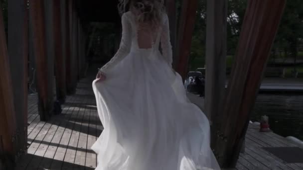 Saum Des Brautkleides Der Frauen Ist Nicht Üppig — Stockvideo