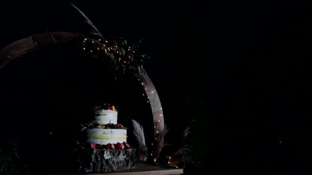 Bruiloft Drie Tiered Cake Wit Versierd Met Fruit — Stockvideo