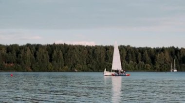 Mediterannean denizinde yelkenli yarışı. Gündoğumu, mutlu ve heyecanlı insanlar yelkenli ya da yatta. Yaz tatili için harika bir fikir..