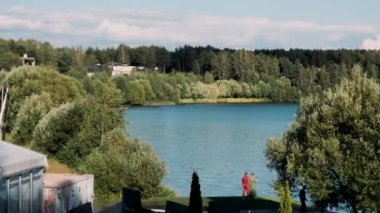 Su deposunun kıyısındaki yeşil ağaçlar