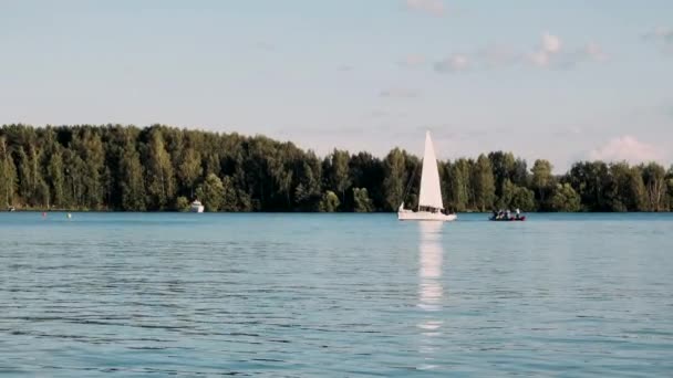 Mediterannean Denizinde Yelkenli Yarışı Gündoğumu Mutlu Heyecanlı Insanlar Yelkenli Yatta — Stok video