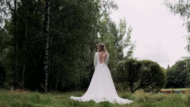 Braut Mit Großem Strauß Steht Grünen Wald — Stockvideo