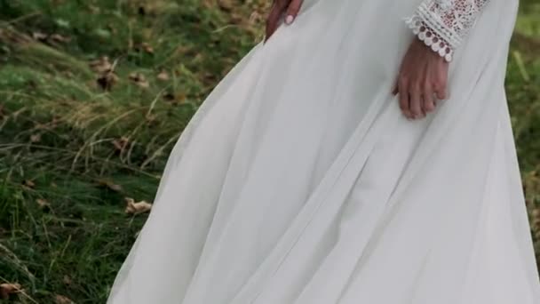 Dobladillo Del Vestido Novia Las Mujeres Exuberante — Vídeos de Stock