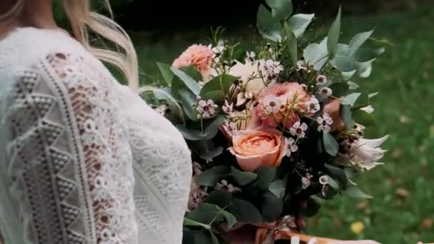 Sposa Con Grande Bouquet Trova Nella Foresta Verde — Video Stock