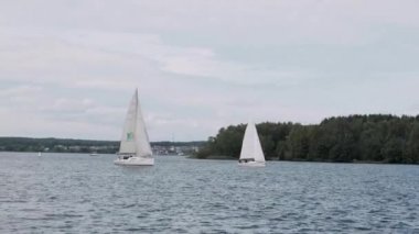 Mediterannean denizinde yelkenli yarışı. Gündoğumu, mutlu ve heyecanlı insanlar yelkenli ya da yatta. Yaz tatili için harika bir fikir..