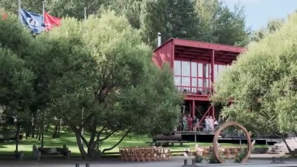 Червоний Будинок Зеленій Зоні Ясну Літню Погоду — стокове відео