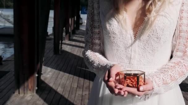 Żeńskie Dłonie Trzymające Pudełko Pierścieniami — Wideo stockowe