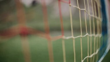 Voleybol ağı yeşil çimen arka planına gerildi
