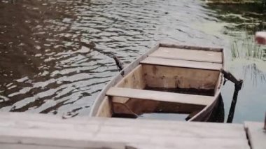 Nehir kıyısında batık bir tekne.