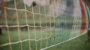 Voleybol ağı yeşil çimen arka planına gerildi