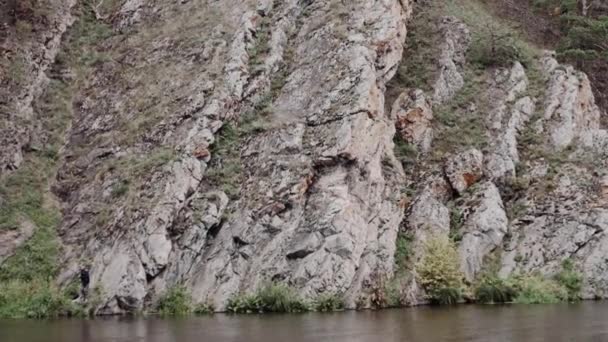 Rio Perto Das Montanhas Tempo Nublado Verde — Vídeo de Stock