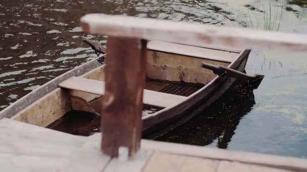 Βυθισμένο Σκάφος Κοντά Στην Όχθη Του Ποταμού — Αρχείο Βίντεο