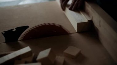  Atölyedeki marangoz. Adam ahşap malzemelerle çalışıyor. Marangoz atölyede ahşap işçiliği yapıyor. İnşaat malzemesi ya da ahşap mobilya üretiyor. Genç marangoz profesyonel aletler kullanır.