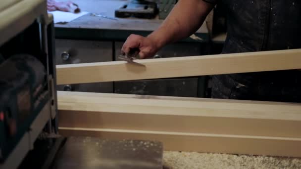 Carpintero Taller Hombre Trabaja Con Materiales Madera Carpintero Trabajando Artesanía — Vídeos de Stock