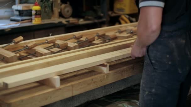 Carpintero Taller Hombre Trabaja Con Materiales Madera Carpintero Trabajando Artesanía — Vídeos de Stock