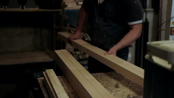 Carpintero Taller Hombre Trabaja Con Materiales Madera Carpintero Trabajando Artesanía — Vídeos de Stock