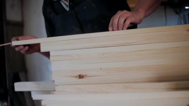 Timmerman Werkplaats Mens Werkt Met Houtmaterialen Timmerman Die Werkplaats Aan — Stockvideo