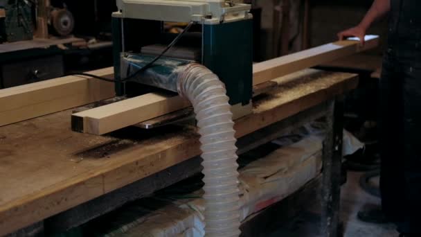 Timmerman Werkplaats Mens Werkt Met Houtmaterialen Timmerman Die Werkplaats Aan — Stockvideo