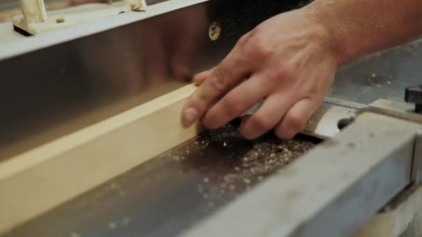 车间里的木匠人是用木料工作的 木匠在车间加工木制品以生产建筑材料或木制家具 那位年轻的木匠用专业的工具 — 图库视频影像